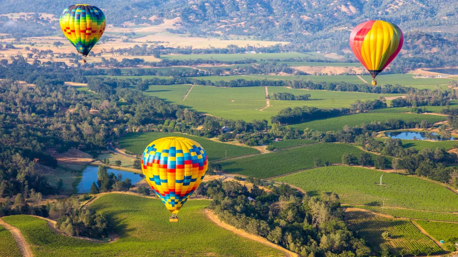 Los globos aerostáticos despegan en Pleasant Hill, CA