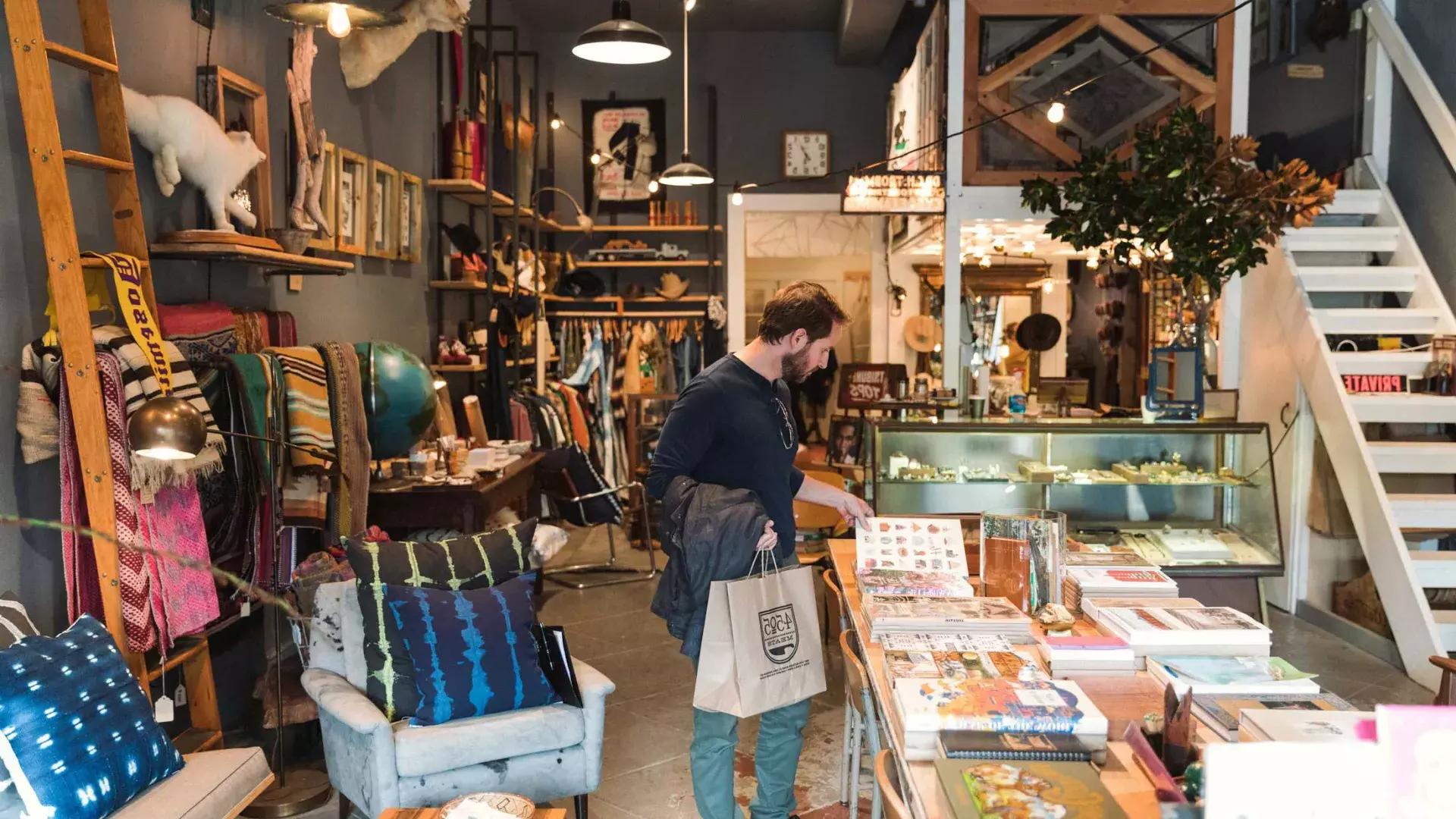 Un hombre compra artículos dentro de una boutique en el barrio NoPa de San Francisco.
