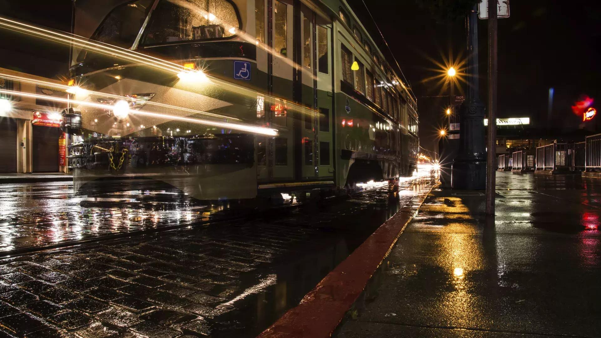 雨中夜晚的电车