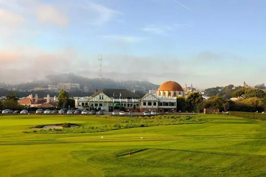 圣费尔南多高尔夫球场的绿色光线是在一个晴朗的日子展现在贝博体彩app.