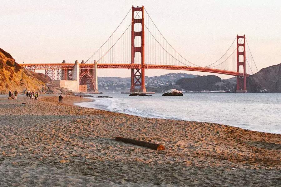 Baker Beach à San Francisco est photographiée avec le Golden Gate Bridge en arrière-plan