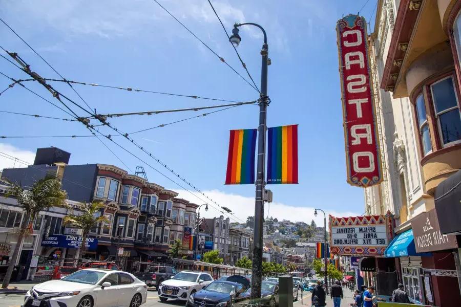 贝博体彩app的卡斯特罗区, 卡斯特罗剧院的海报和彩虹旗在前景.