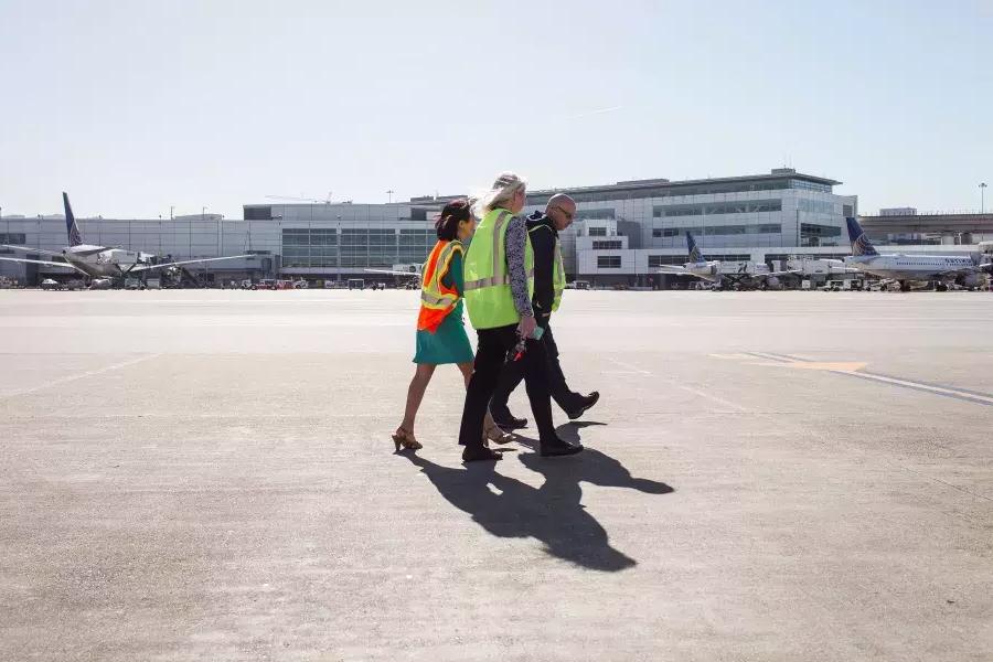 梅林达·易·富兰克林走在贝博体彩app国际机场的跑道上.