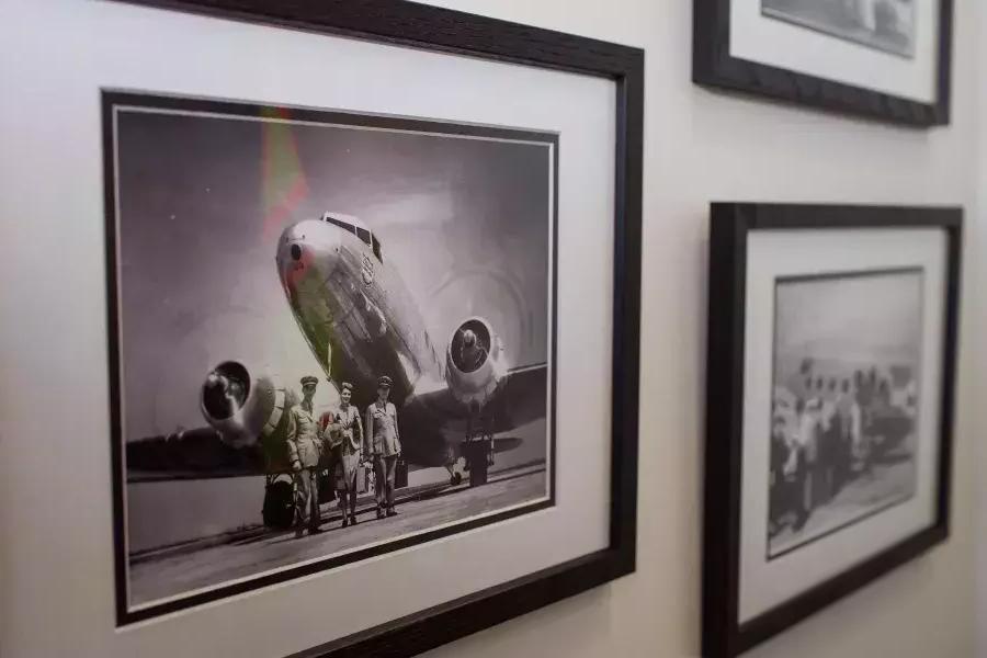 墙上挂着美联航飞机的老照片.