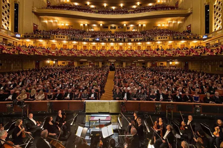 La symphonie se prépare pour une représentation d’opéra au War Memorial Opera House. San Francisco, Californie.