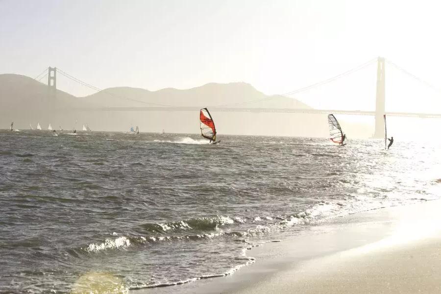 Windsurfistas en la Bahía de San Francisco, justo al lado de Crissy Field.