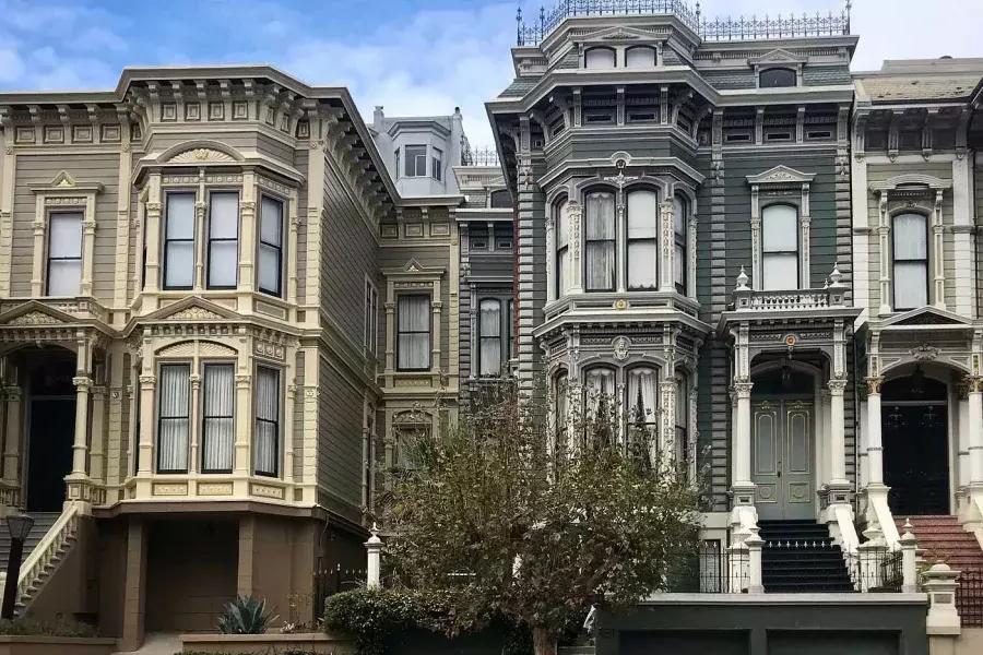 Eine Reihe reich verzierter viktorianischer Häuser in einer Straße in Pacific Heights. San Francisco, Kalifornien.