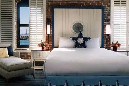 在argonaut酒店房间的图片，床和金门大桥的景色在窗口.