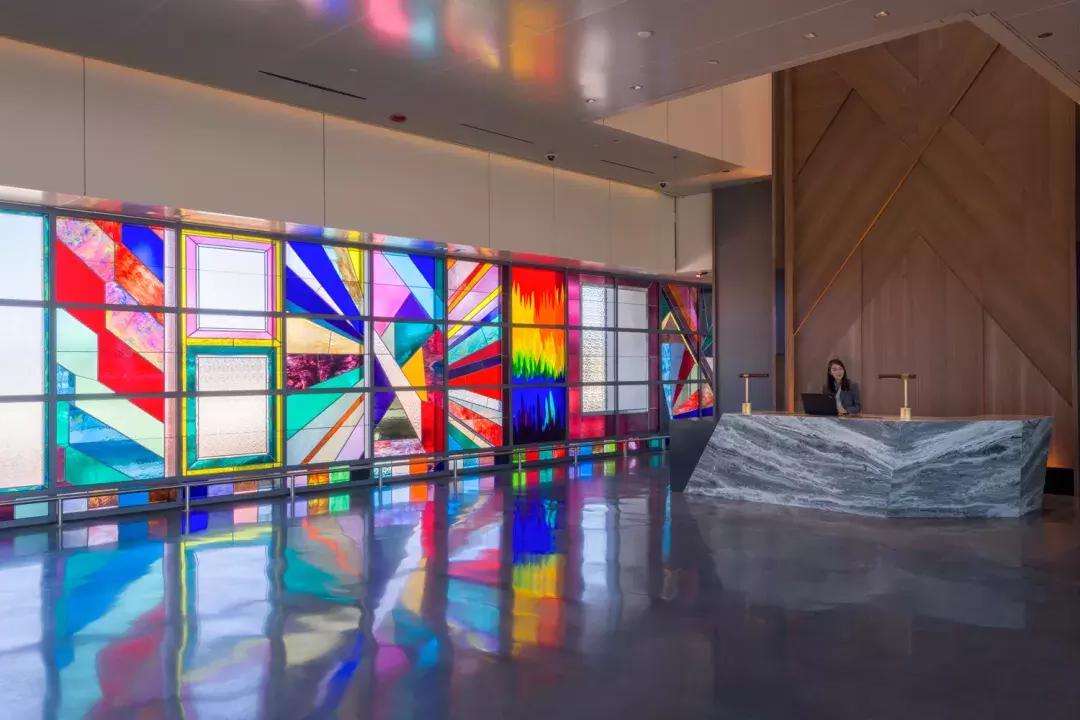 萨拉·凯恩在SFO的彩色玻璃艺术