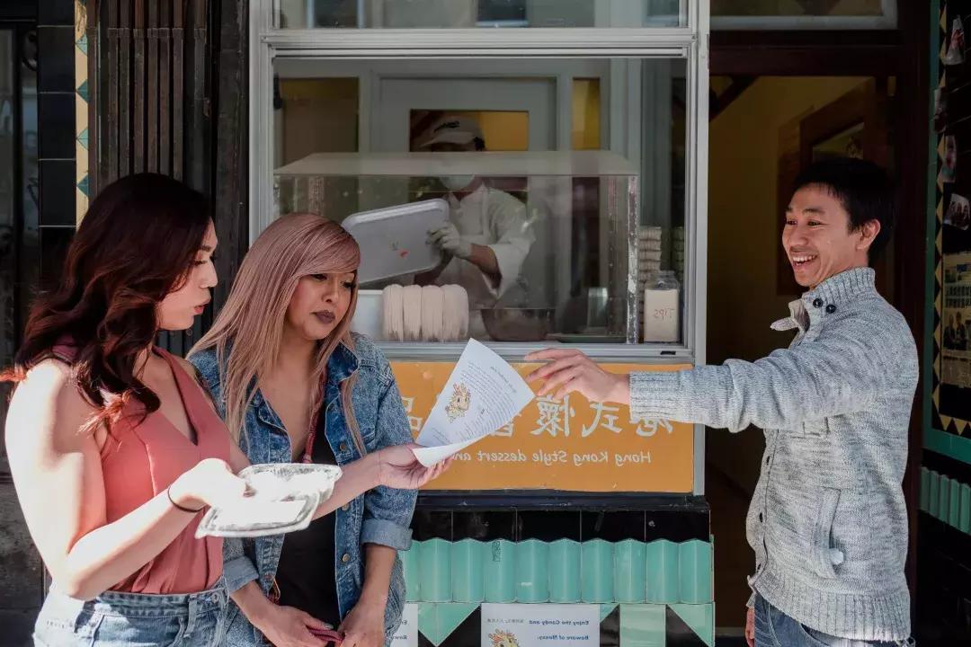Nya Cruz和朋友在唐人街看菜单