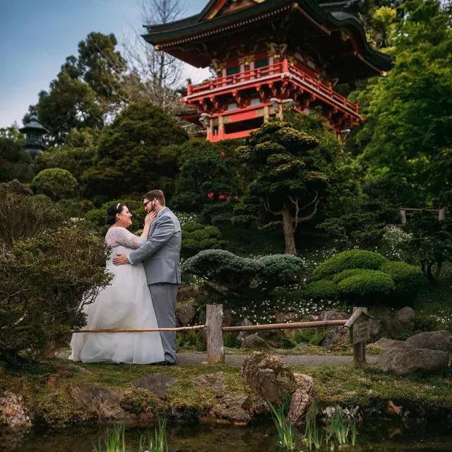 一对已婚夫妇在日本茶园前