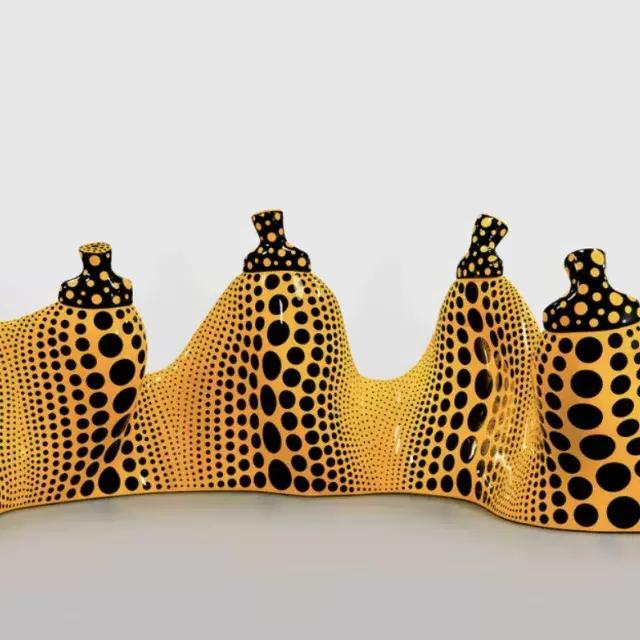 Image de sculptures de Yayoi Kasuma, citrouilles déformées avec des taches noires