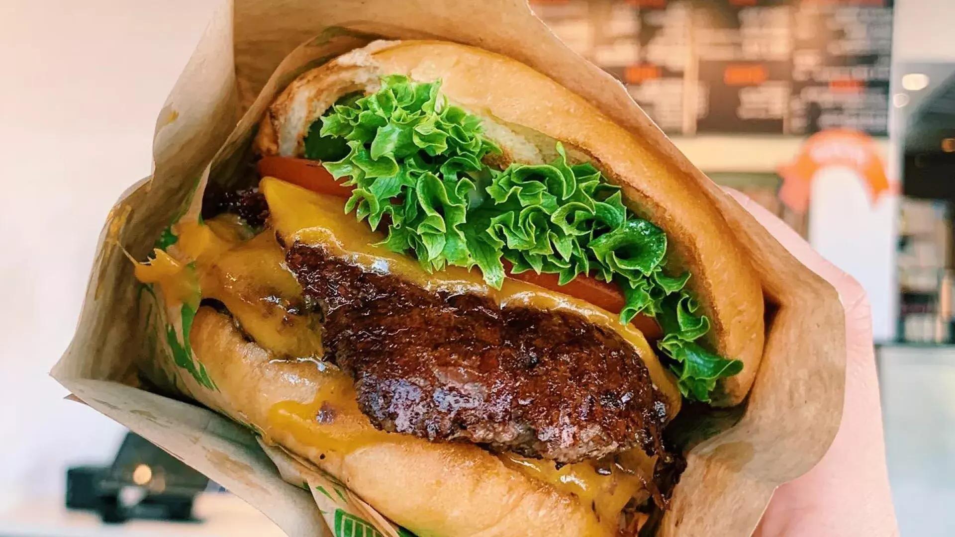 Un double cheeseburger du super duper de San Francisco.
