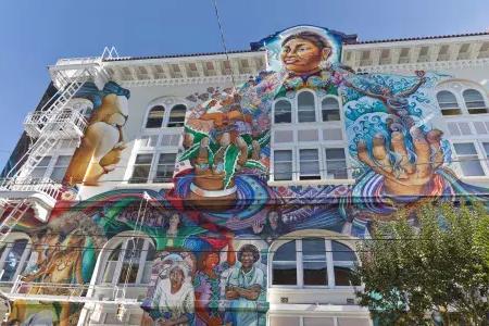 多彩了, 贝博体彩app教会区妇女建筑侧面的大型壁画.
